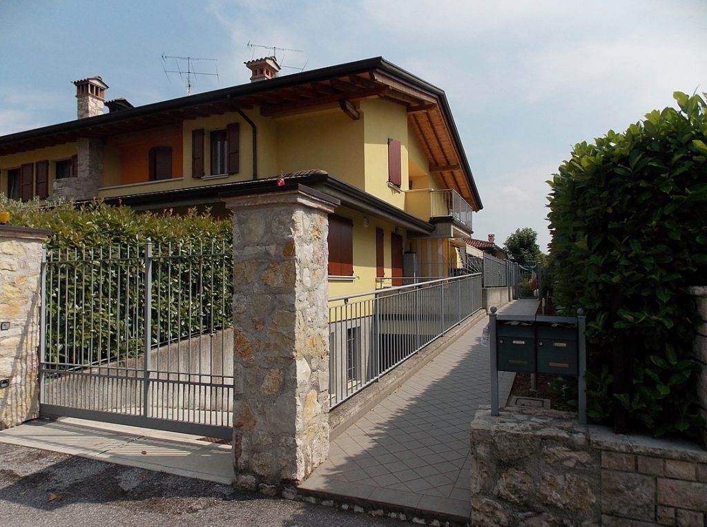 Macchina da cucire vintage Barbieri Fratelli in legno con dettagli artigianali
