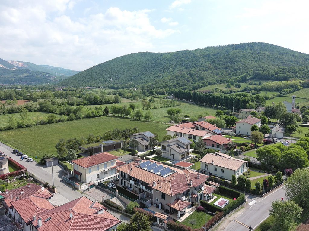 Vista aerea della valle verde con alberi e campi