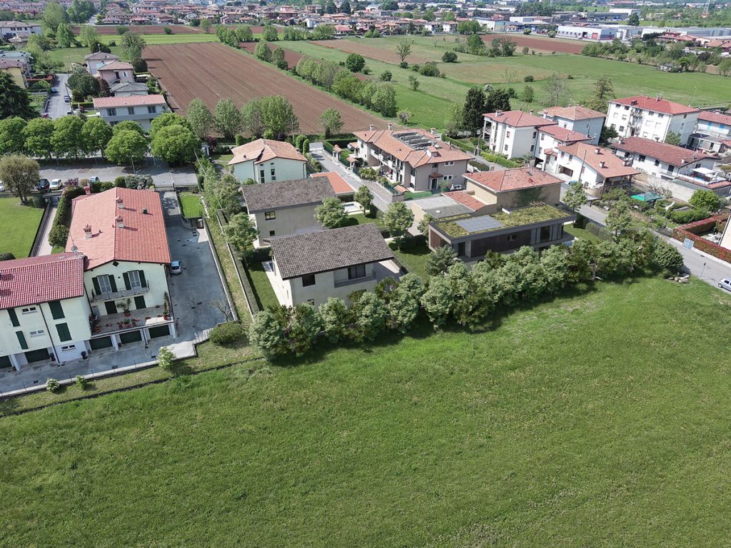 Vista aerea della valle verde con alberi e campi