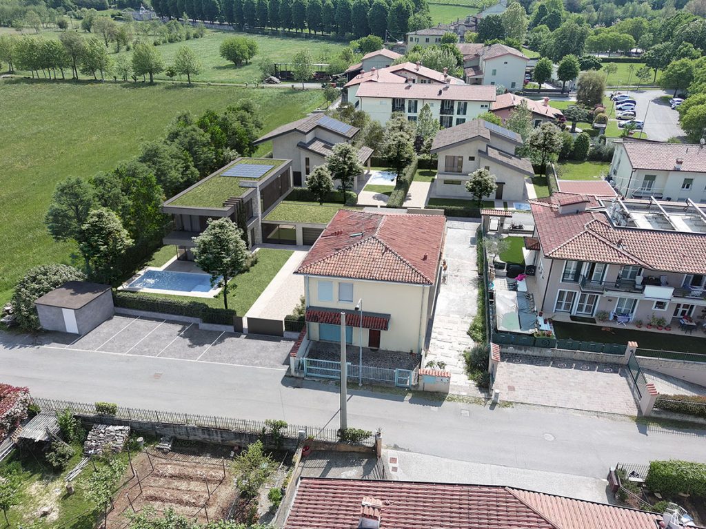 Vista aerea della valle verde con campi, alberi e montagne
